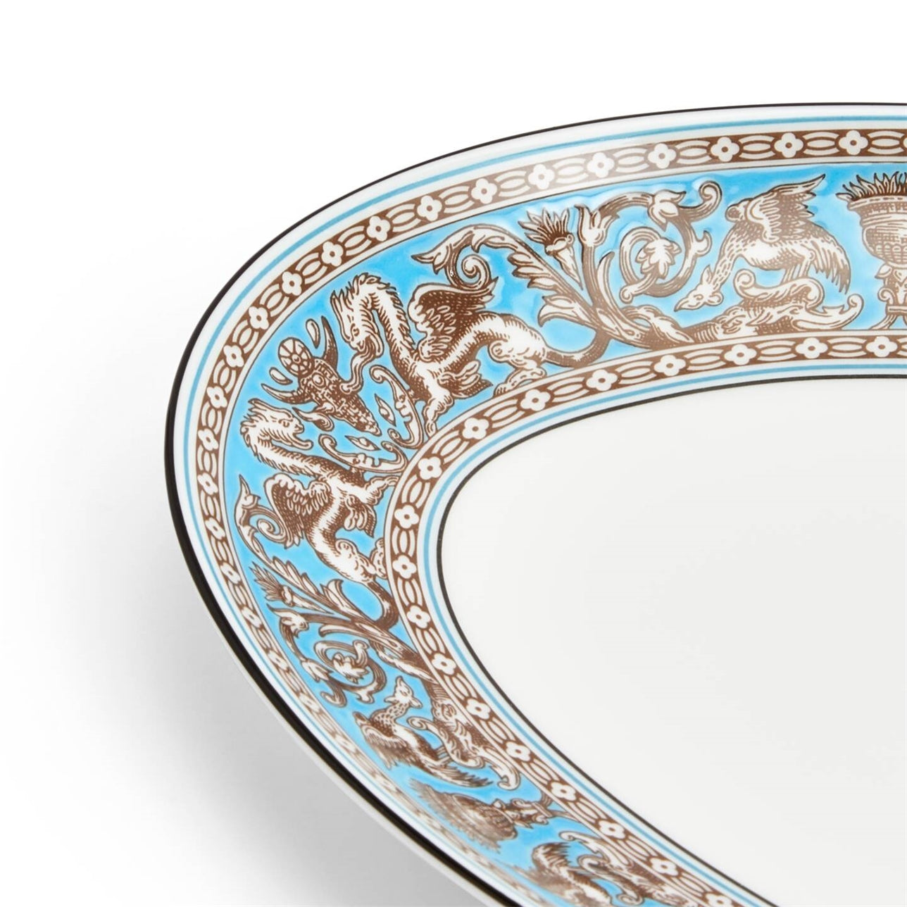 Detalle del borde de la bandeja ovalada Florentine Turquoise, mostrando motivos místicos.