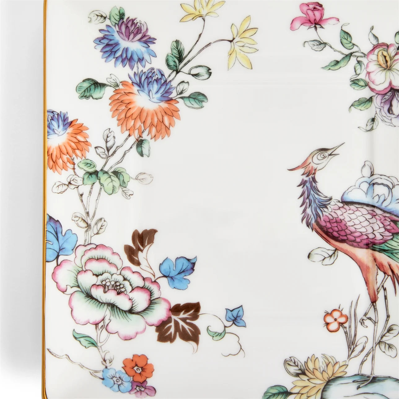 Detalle del Plato Fortune: elegante grulla y motivos chinoiserie