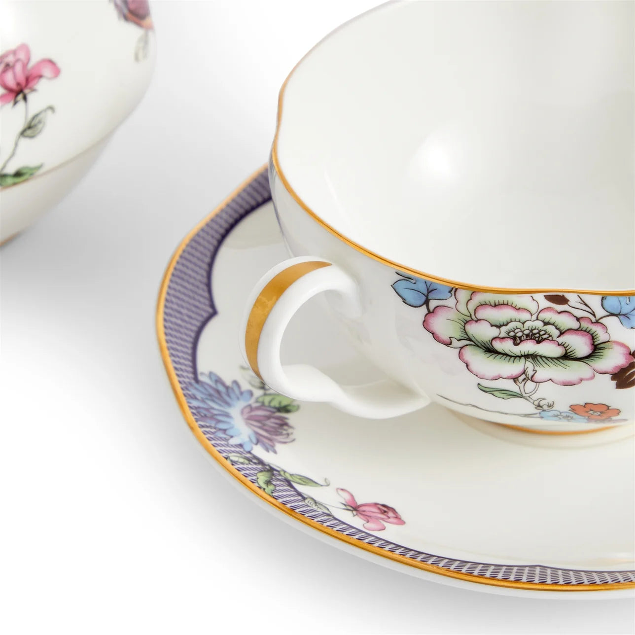 Detalle de la porcelana fina y diseño floral del juego de té.