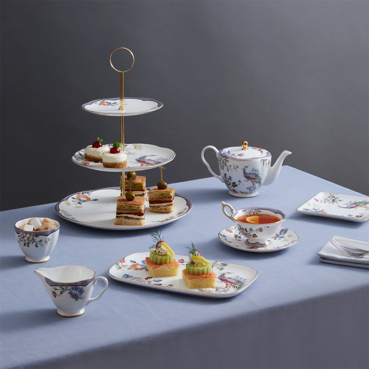 Set de té completo Fortune sobre mesa con mantel azul