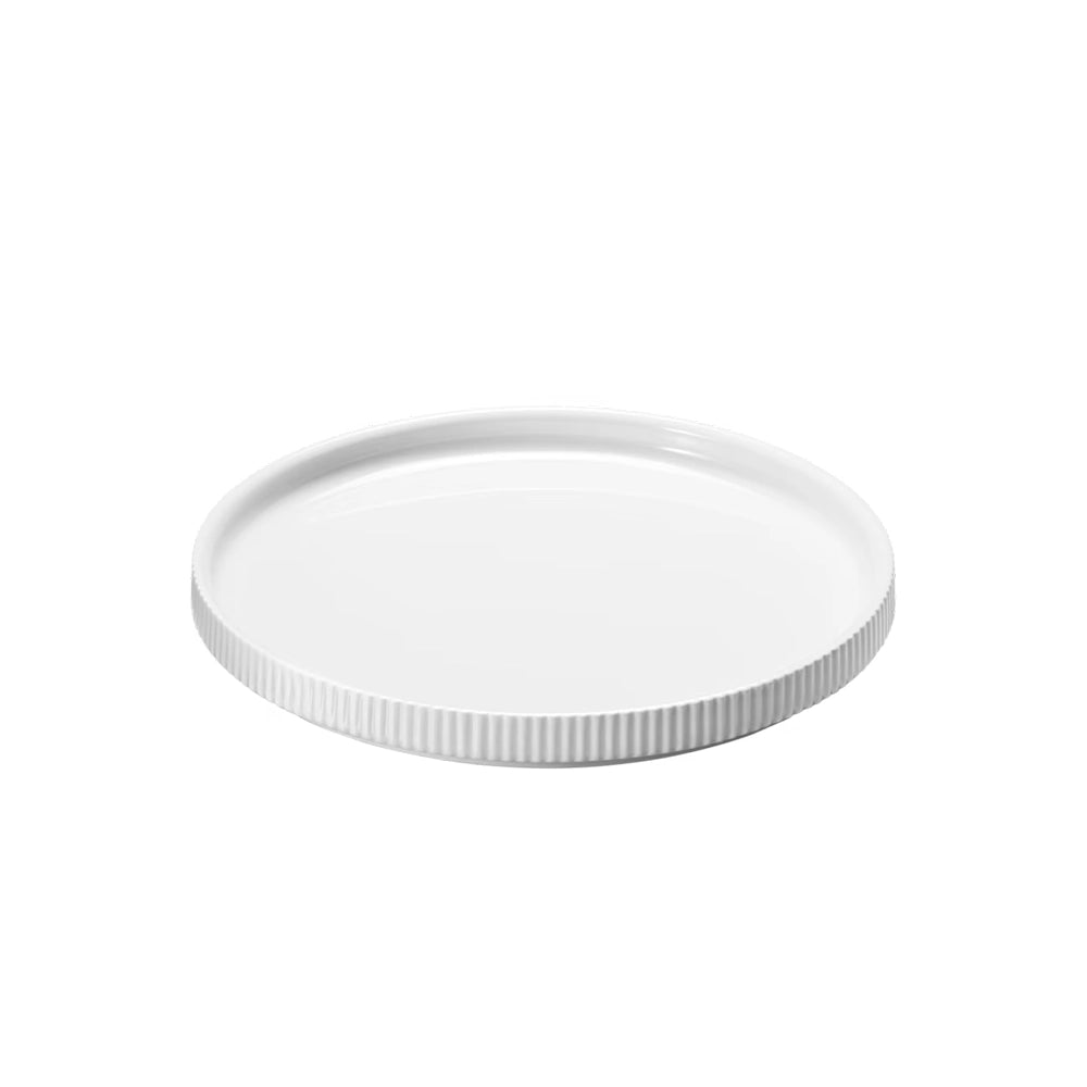 Primer plano del plato Bernadotte, resaltando el acabado de la porcelana y las estrías.