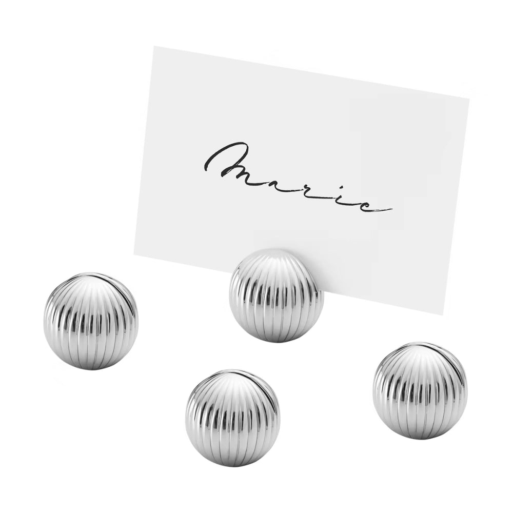 Set de 4 porta tarjetas de mesa Bernadotte de Georg Jensen, mostrando el diseño estriado y elegante.