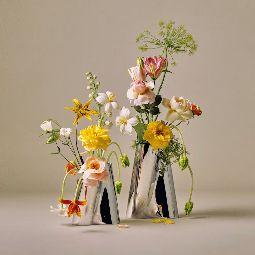 Fotografía de estilo de vida del florero Lituus, decorando una mesa de centro minimalista.