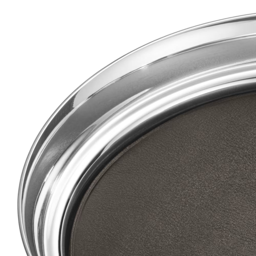 Primer plano del charol Manhattan, resaltando el brillo del acero inoxidable pulido a espejo y las líneas limpias.