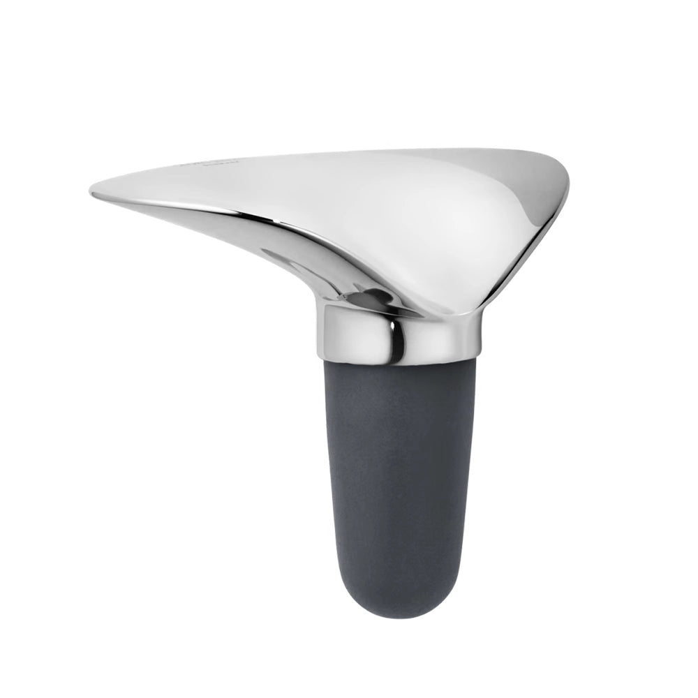 Primer plano del tapon del set de vino, resaltando el brillo del acero inoxidable y el diseño ergonómico.