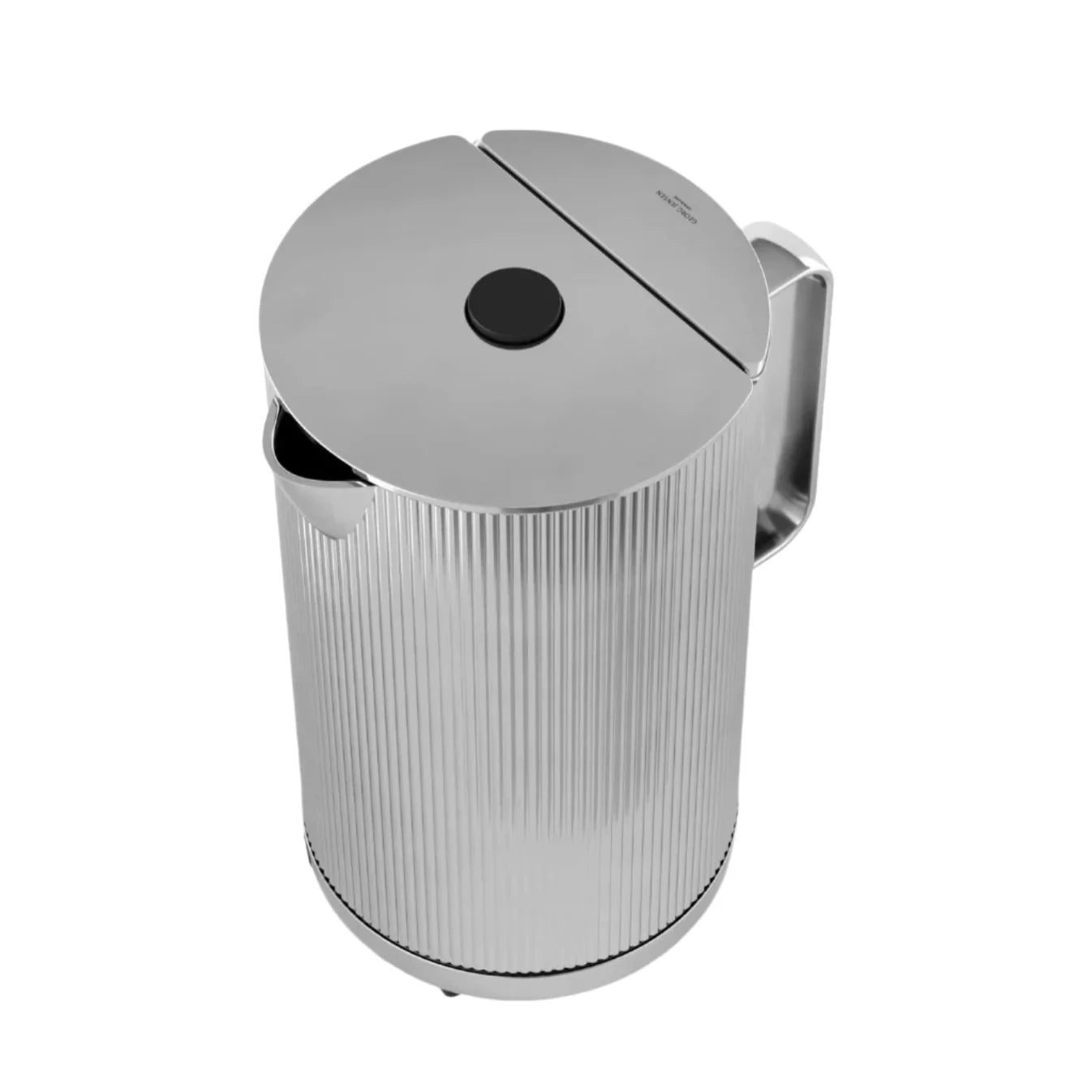 Primer plano de la tetera Bernadotte, resaltando el brillo del acero inoxidable y su tapa ergonómica.