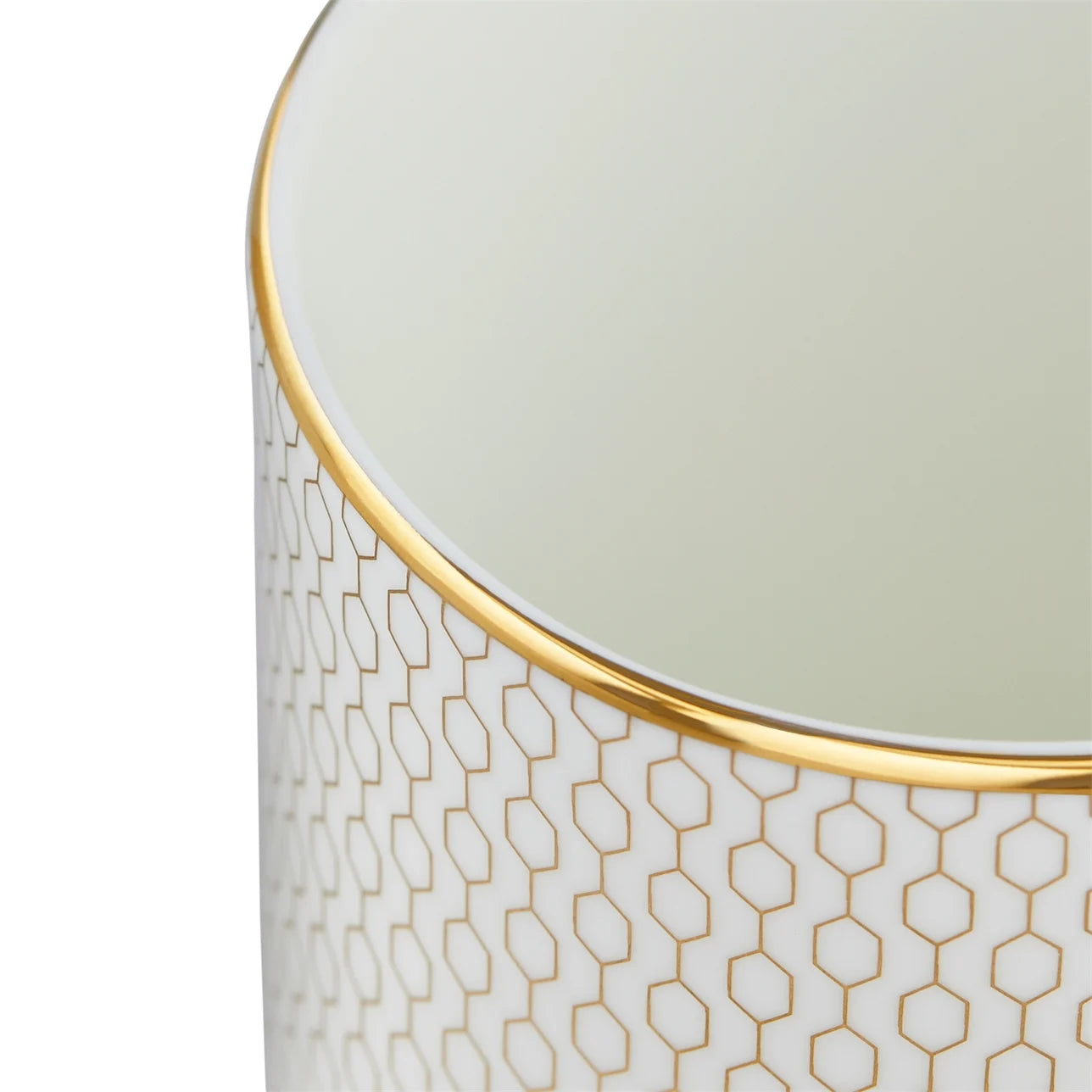 Detalle del Mug Gio Gold con decoraciones geométricas y oro de 22 quilates.