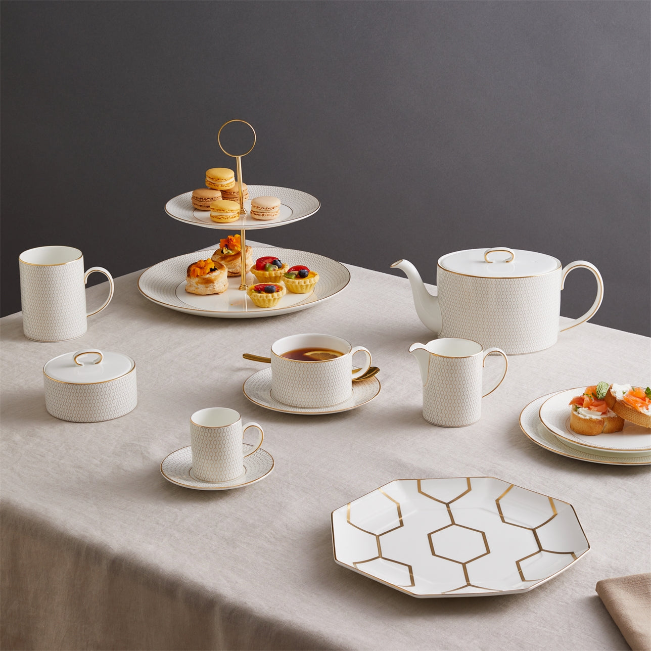 Elegante set cremera y azucarera Gio Gold en mesa de café.