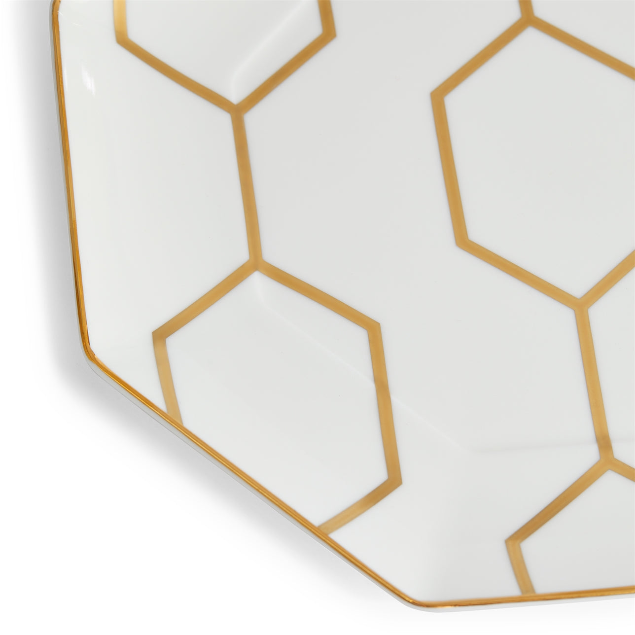 Detalle del plato octagonal Gio Gold y su banda dorada.