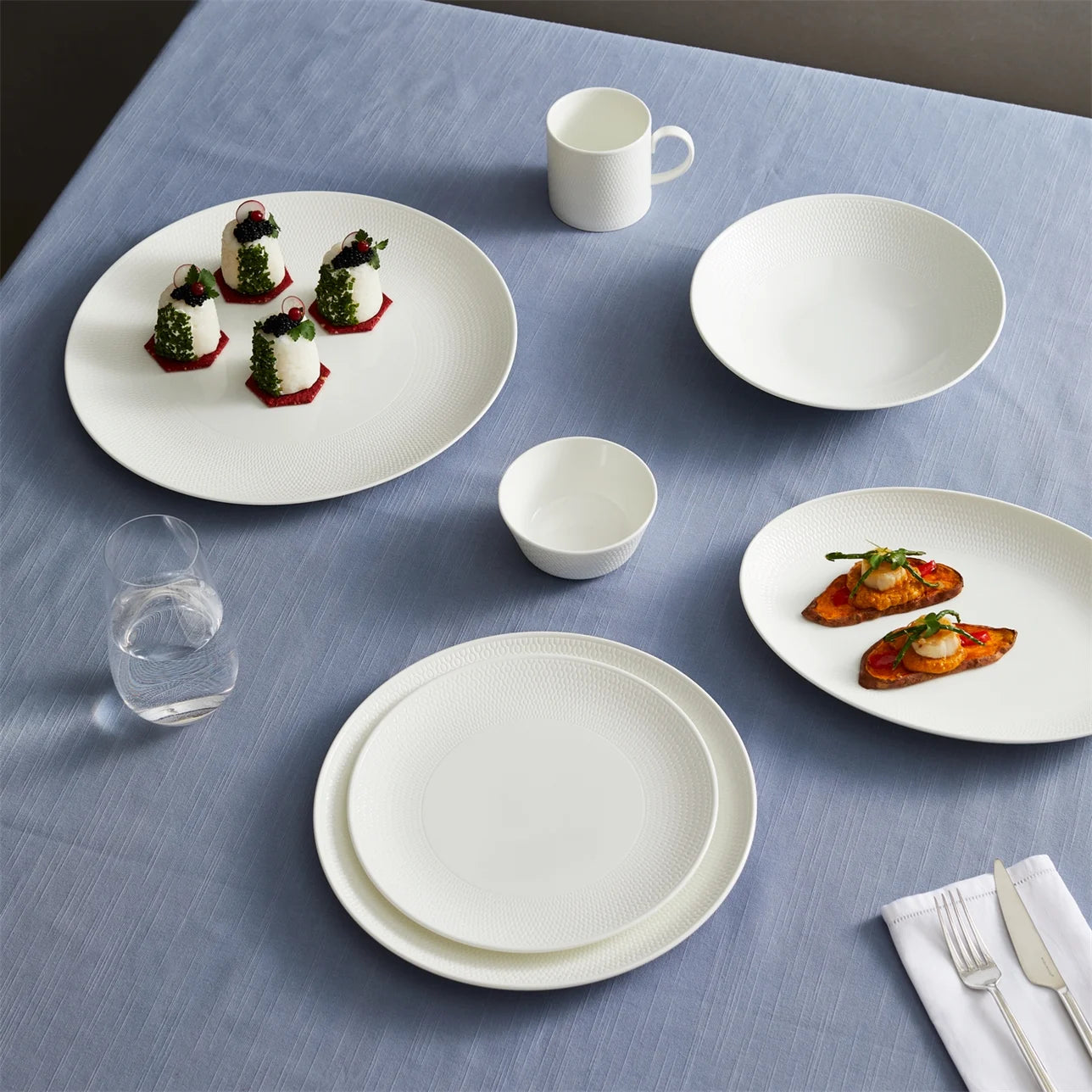 Mesa decorada con la colección Gio, incluyendo el bowl para pasta.