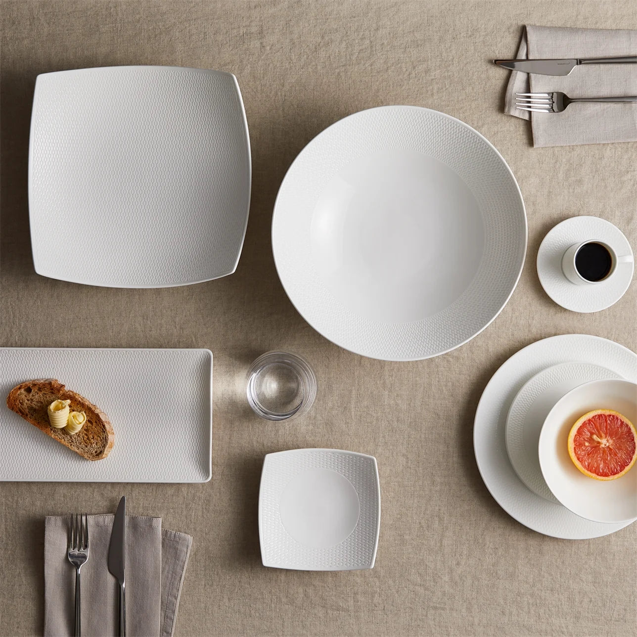 Mesa decorada con la colección Gio, incluyendo el bowl para pasta.
