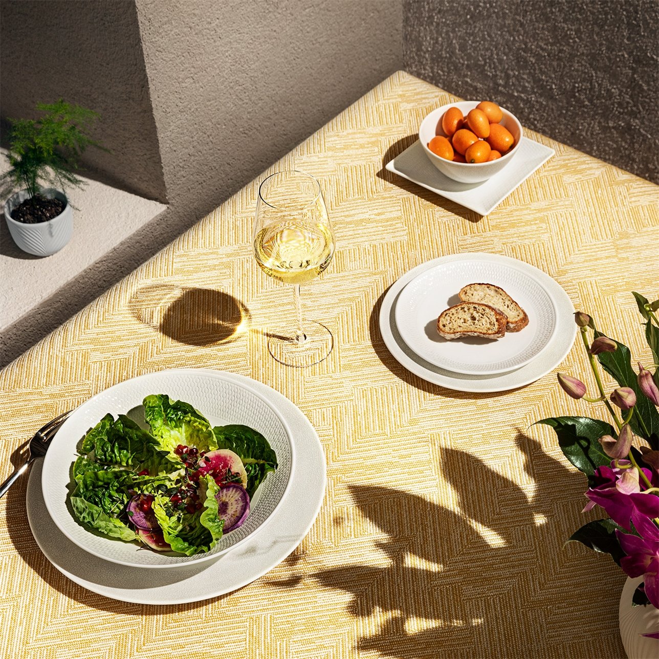 Mesa decorada con la colección Gio, incluyendo el bowl para pasta.