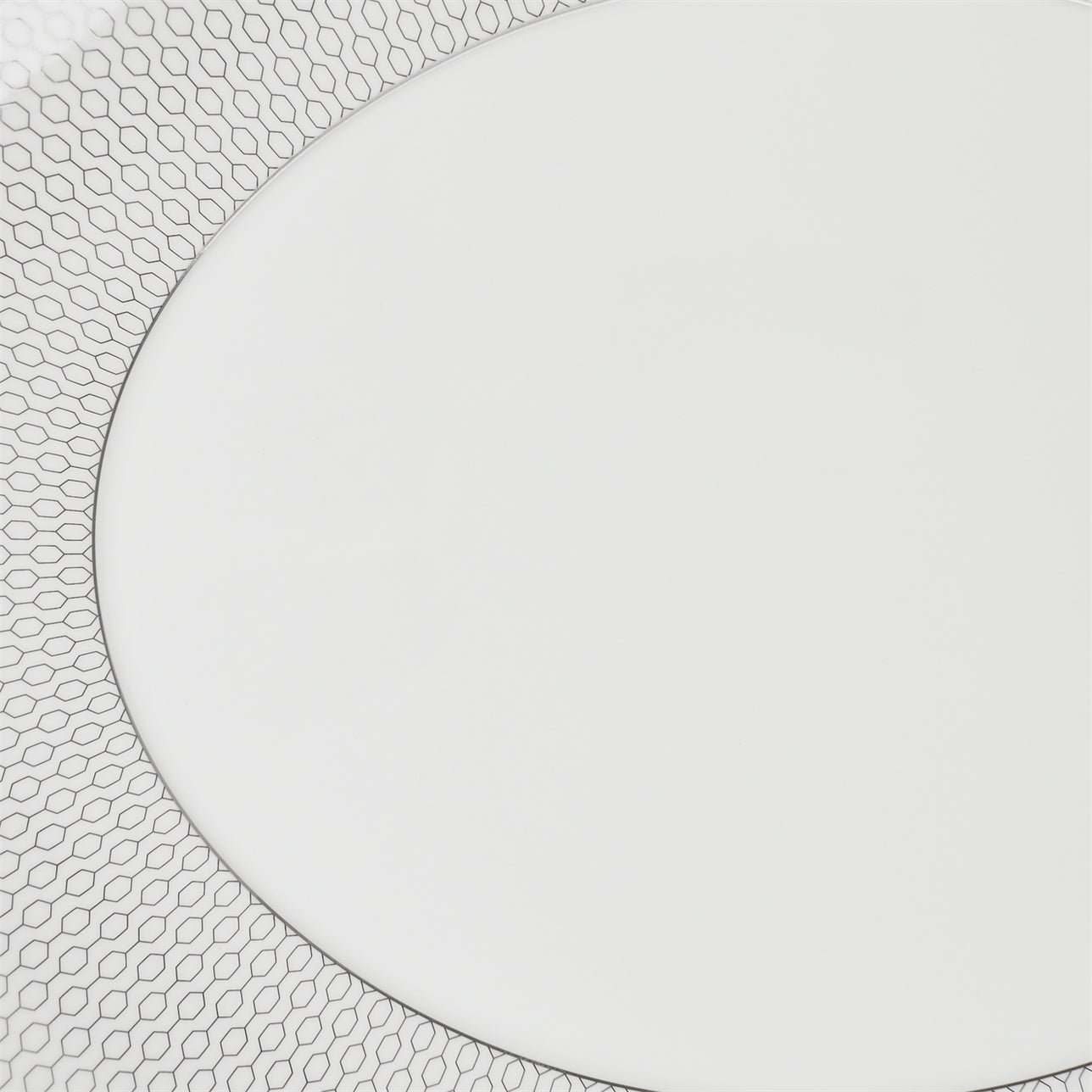 Primer plano de los detalles metálicos contemporáneos de la Bandeja Ovalada Gio Platinum.