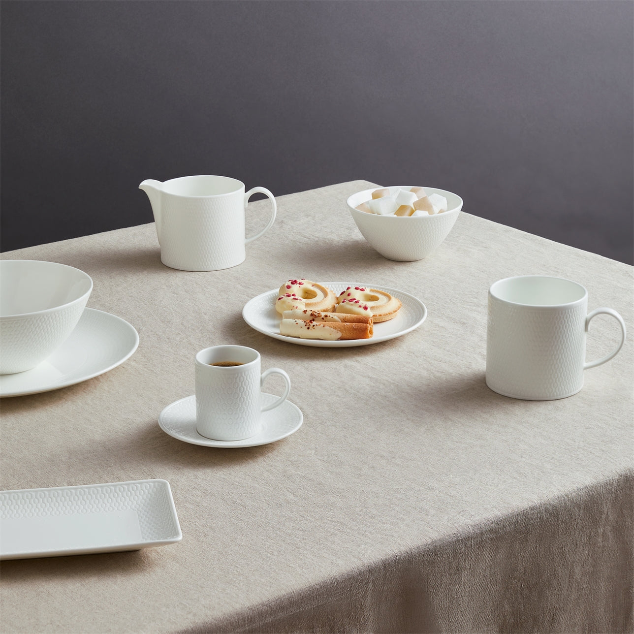 Colección Gio con la tetera de porcelana, lista para servir un té perfecto.