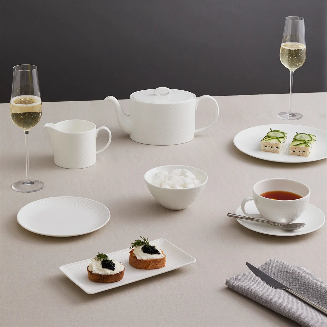 Colección Gio con la tetera de porcelana, lista para servir un té perfecto.