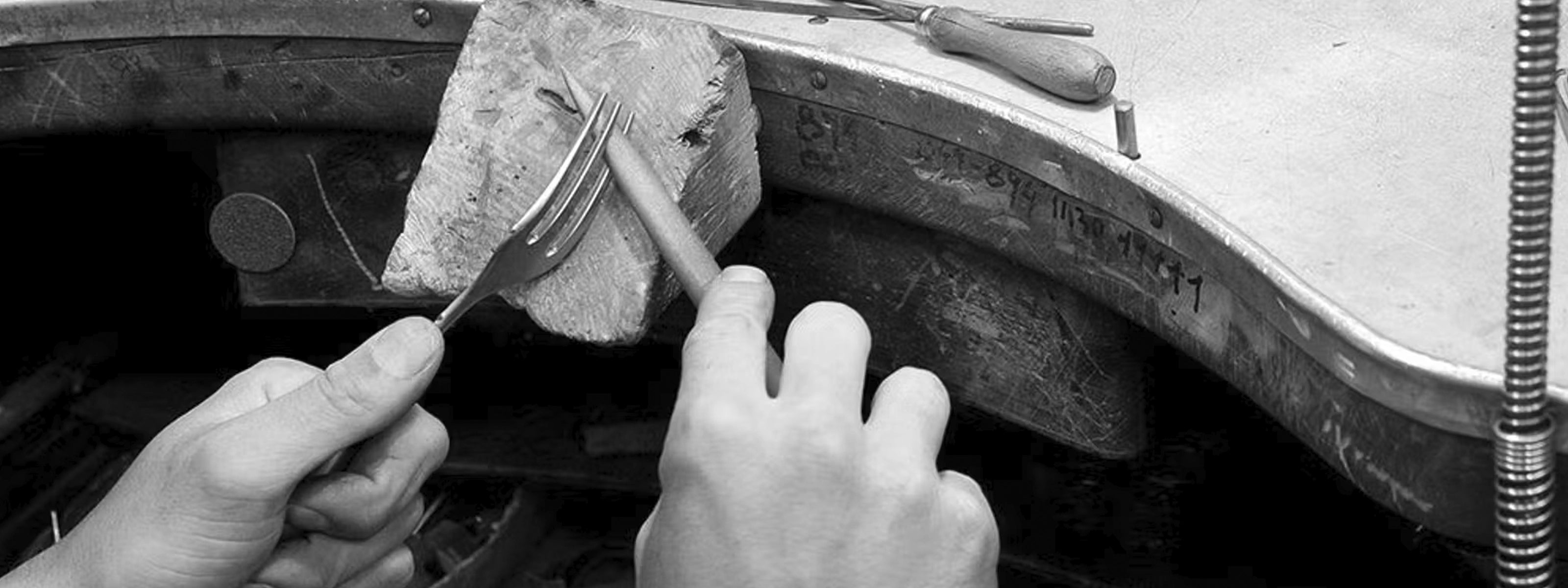 Un experto orfebre puliendo una pieza de cubertería Greggio.