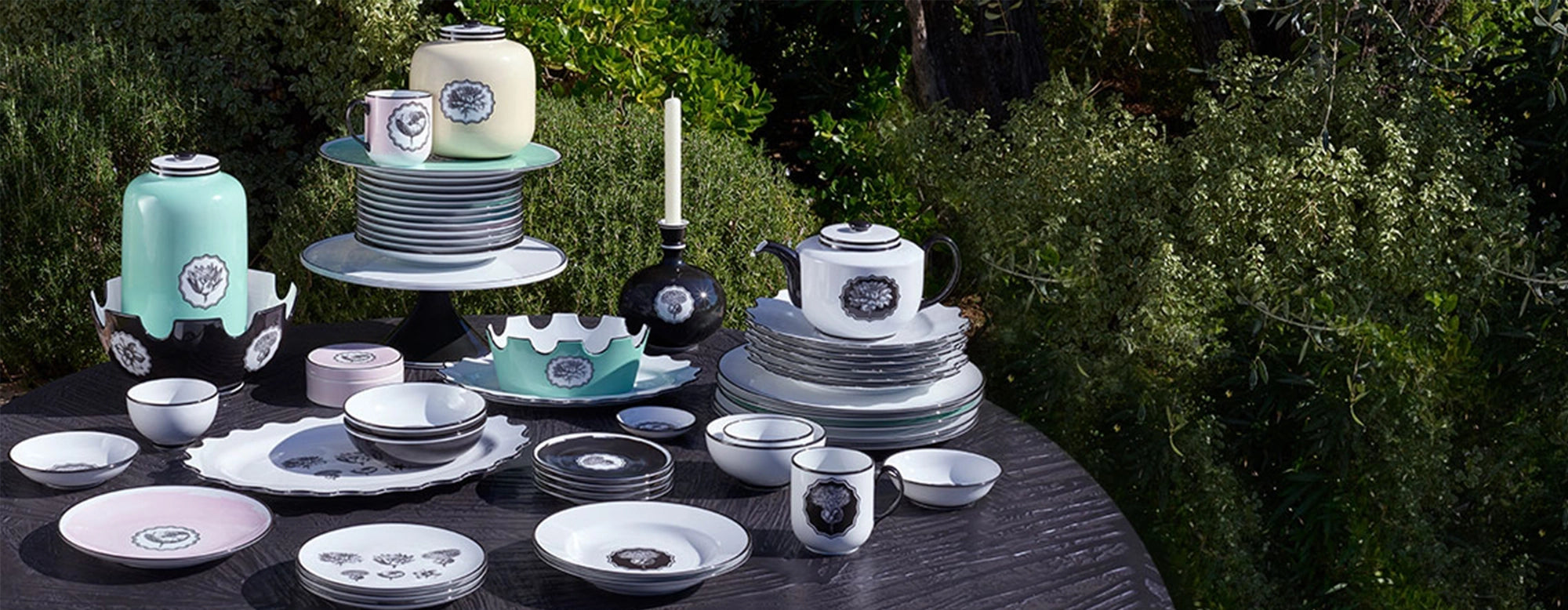 Juego de vajilla Herbariae con detalles florales en tonos suaves de acuarela, en porcelana.