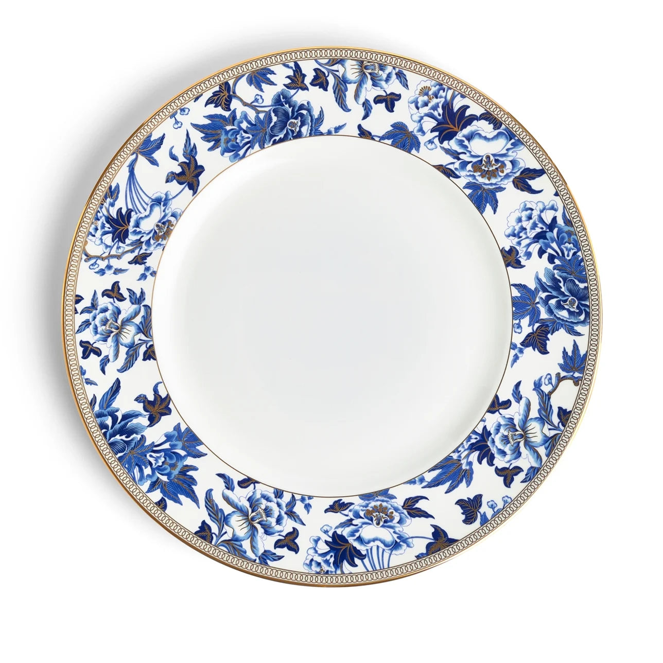 Plato principal Hibiscus de porcelana blanca con flores azules y detalles dorados.