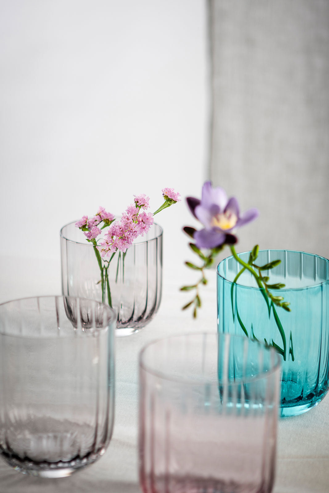 Florero pequeño grafito Zwiesel junto a decoración contemporánea
