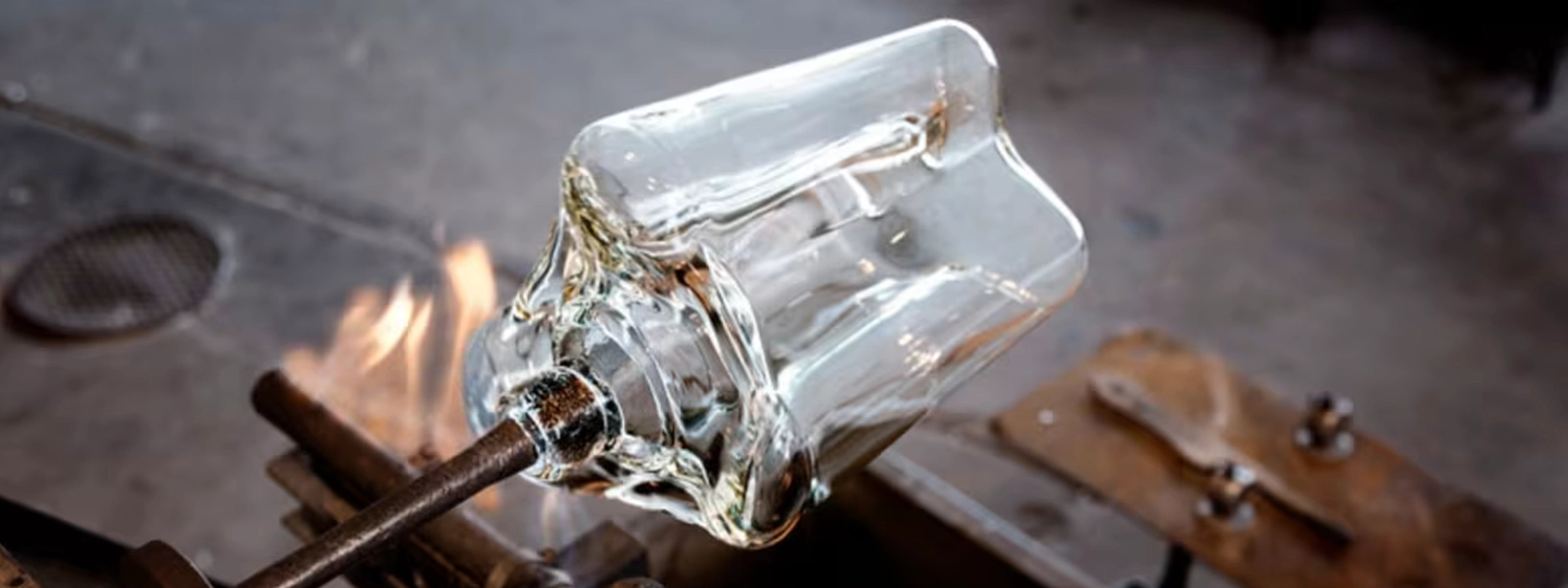 Fabricación de un Jarrón Aalto de iittala en cristal soplado, un icono del diseño finlandés.