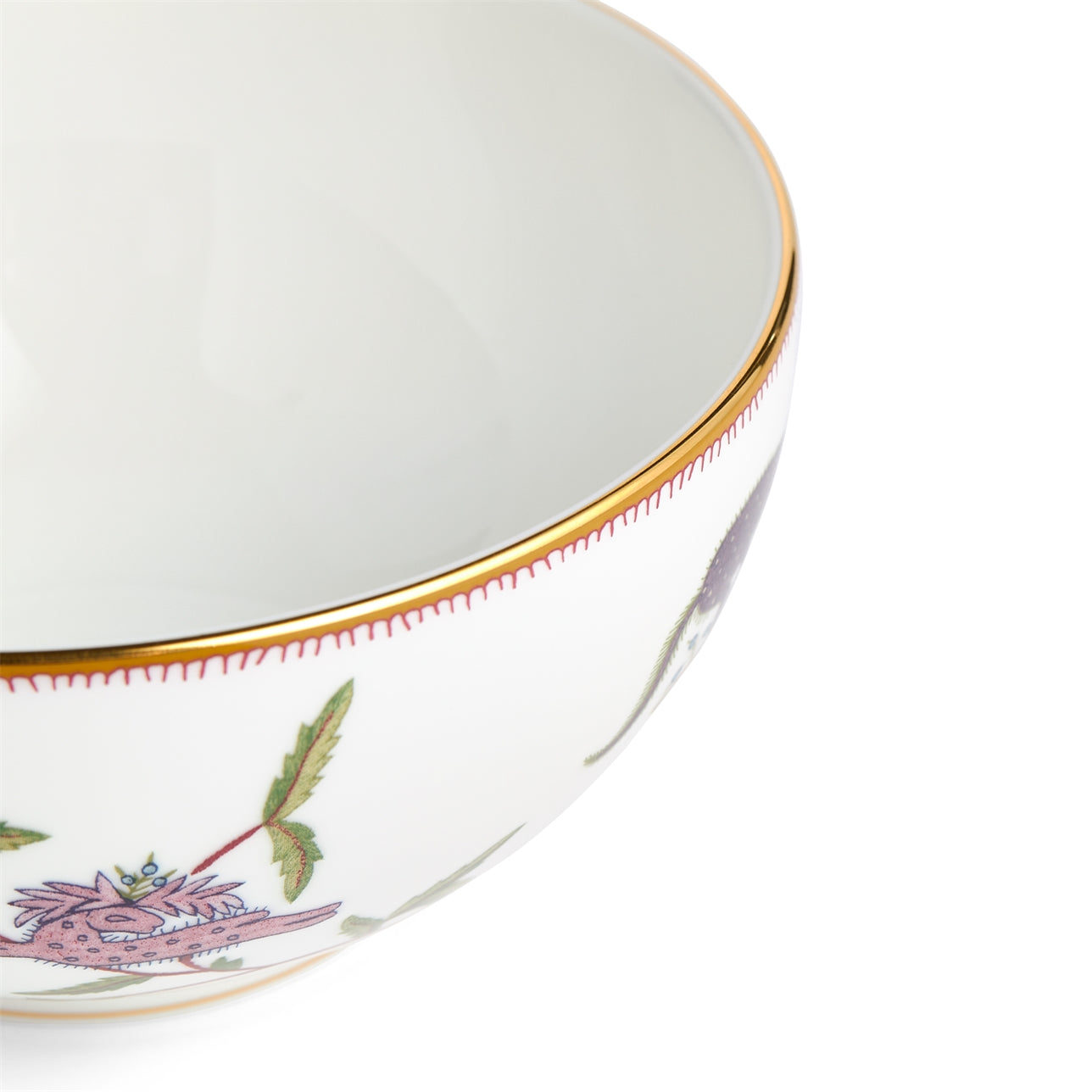 Detalle de las Criaturas Míticas en el bowl de cereal de porcelana.