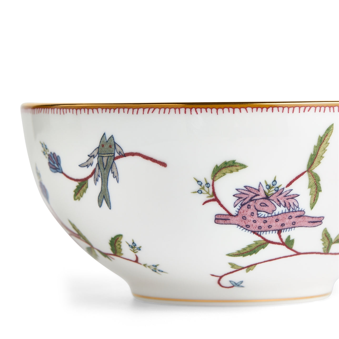 Detalle de las Criaturas Míticas en el bowl de cereal de porcelana.