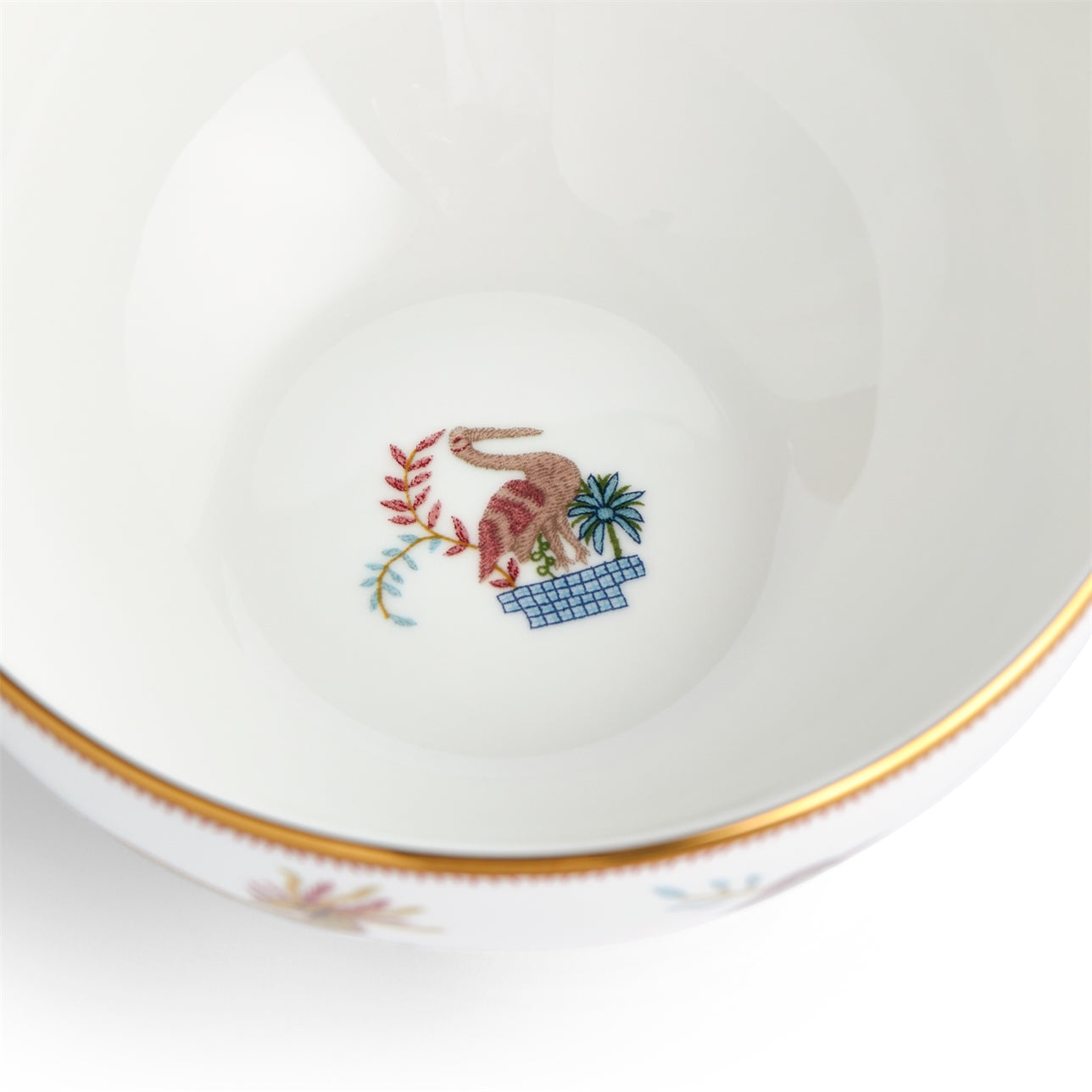 Detalle de las Criaturas Míticas en el bowl de cereal de porcelana.
