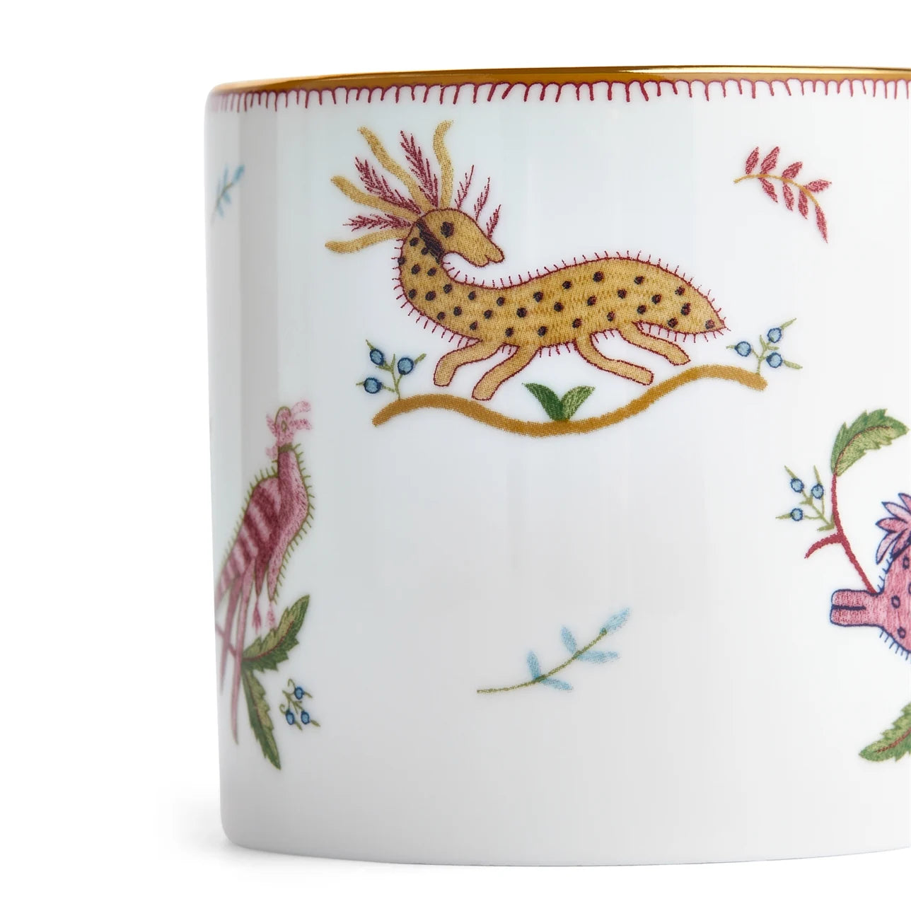 Detalle de las criaturas míticas y banda dorada en la taza Kit Kemp