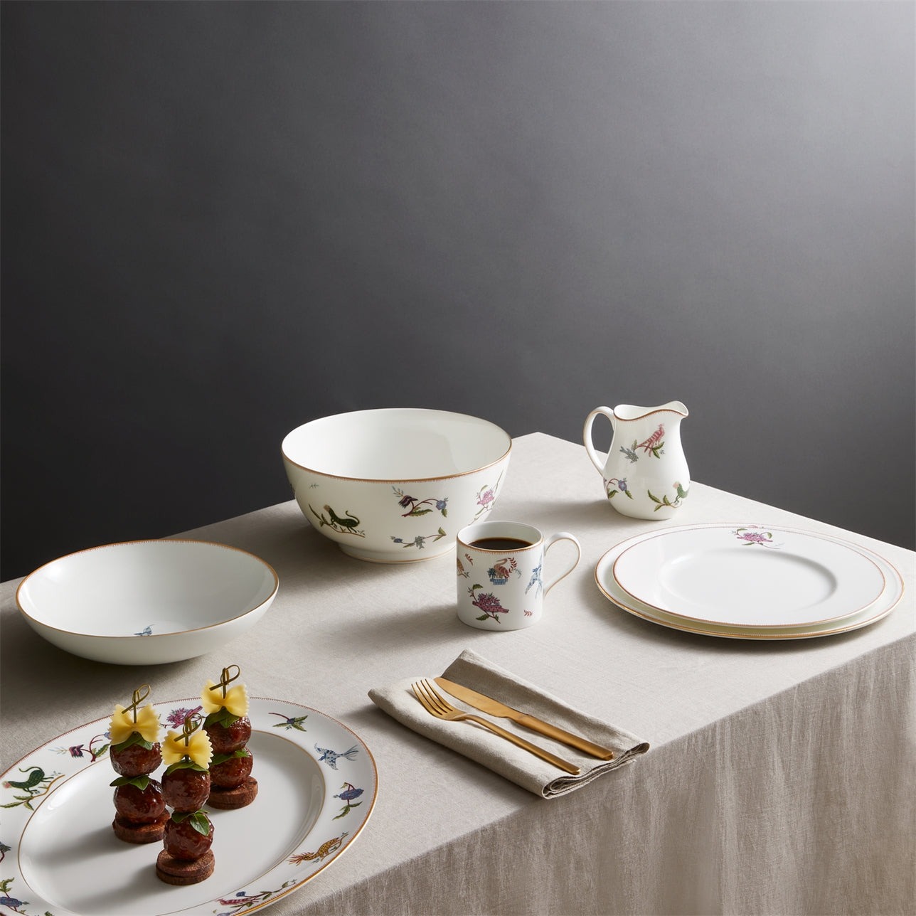 Ensaladera y conjunto Mythical Creatures sobre mesa elegante y adornada