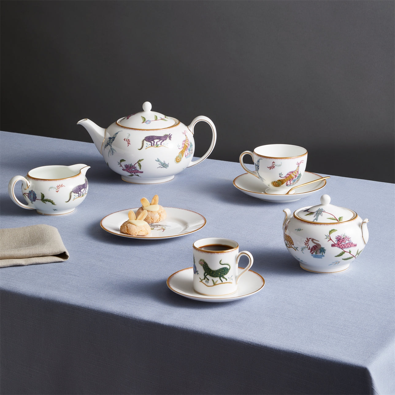 Tetera Mythical Creatures de porcelana blanca con aves imaginarias.