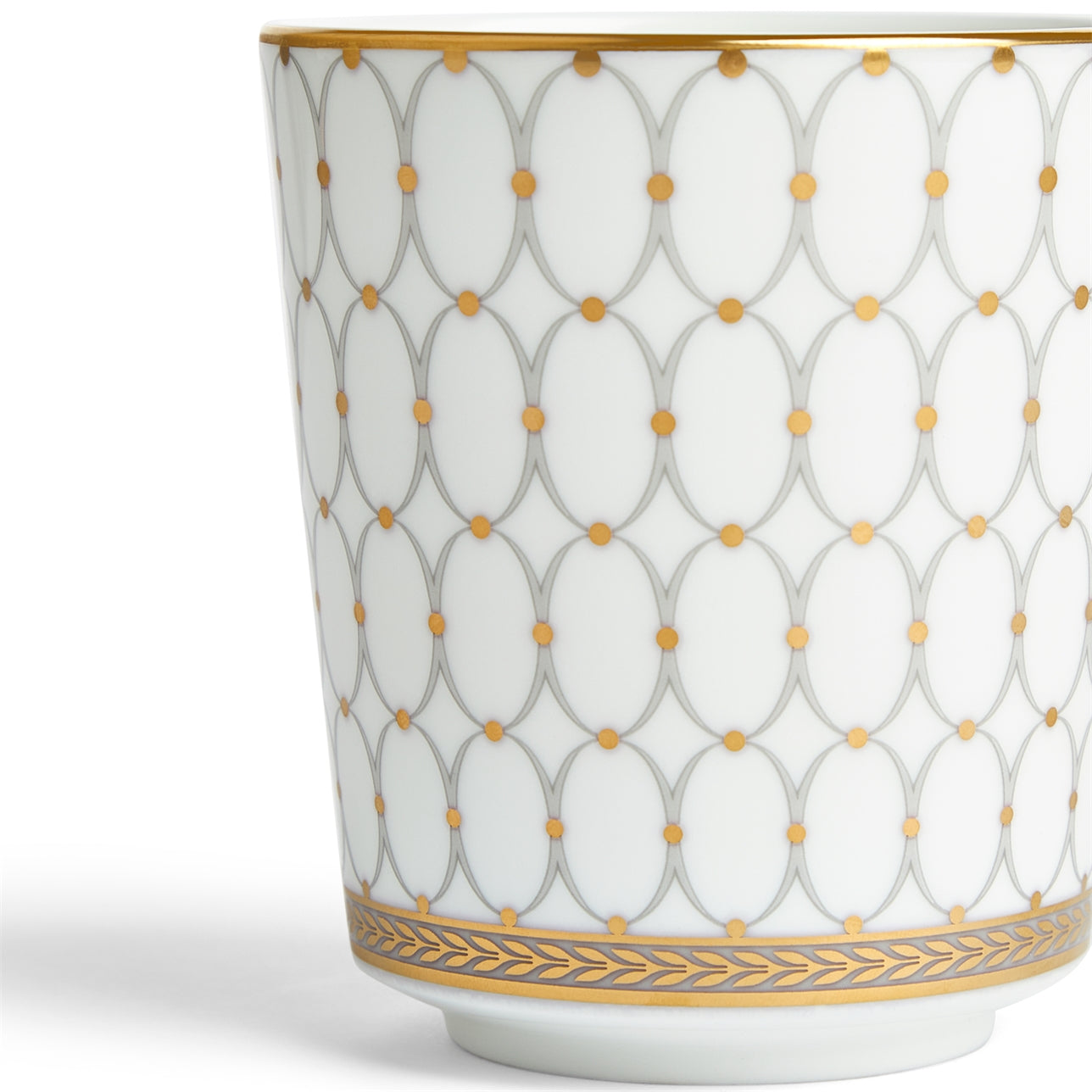 Detalle del Mug Dorado Renaissance Grey con ornamentos dorados.