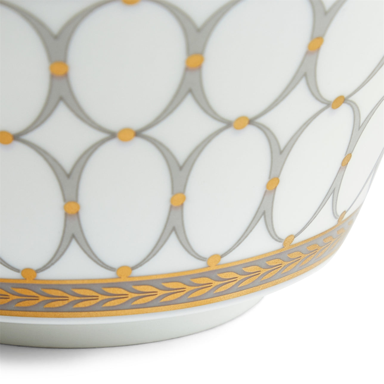 Detalle del diseño suntuoso del bowl de arroz dorado Renaissance Grey.
