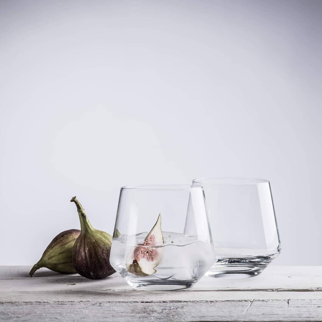 Mesa elegante con vaso Old Fashioned Pure para disfrutar whisky 2