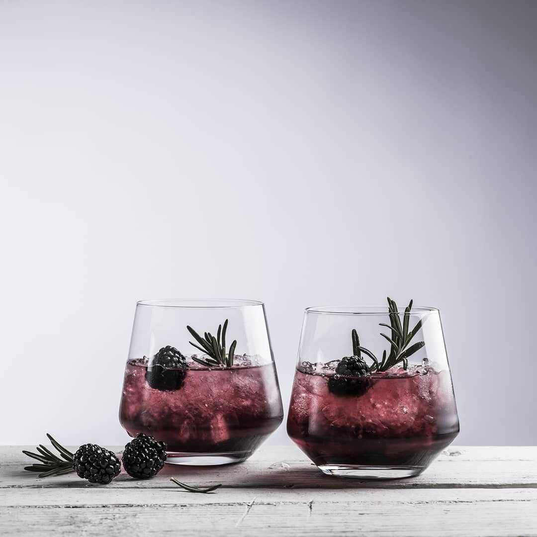 Mesa elegante con vaso Old Fashioned Pure para disfrutar whisky