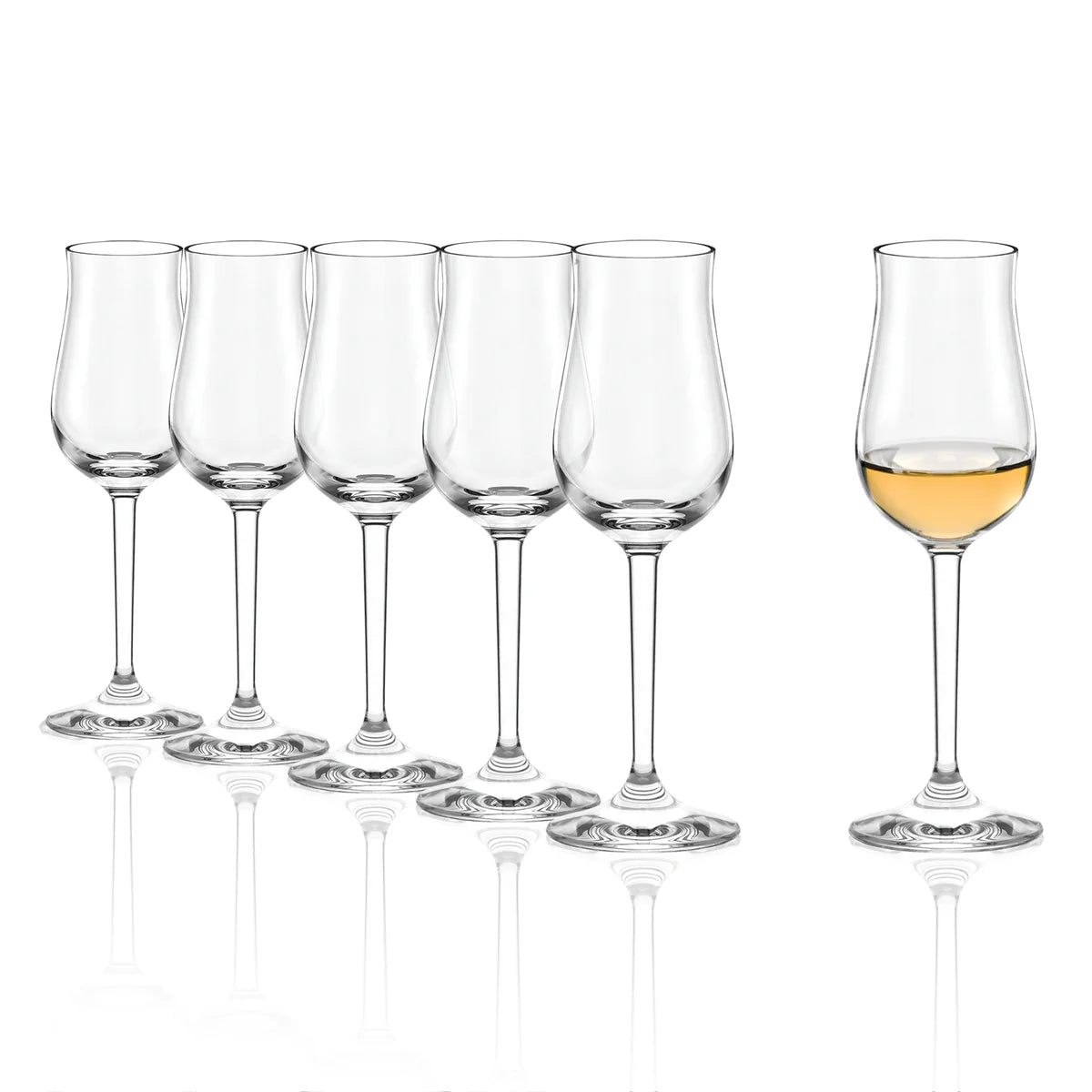 Copa Stolzle Lausitz Destillat: La copa servida con un licor ámbar, enfocándose en cómo el cristal realza el color y la claridad de la bebida.