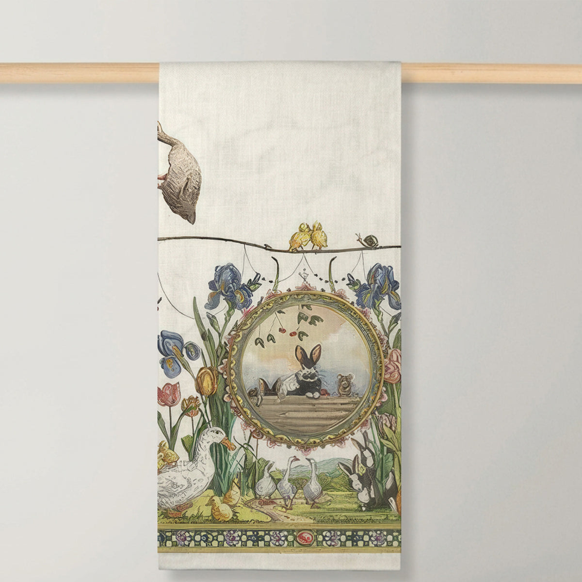 Vista del mantel Bunny Garden en 100% lino puro italiano con estampado botánico campestre y conejos de Tessitura Toscana Telerie en Oporto Mesa y Cocina.
