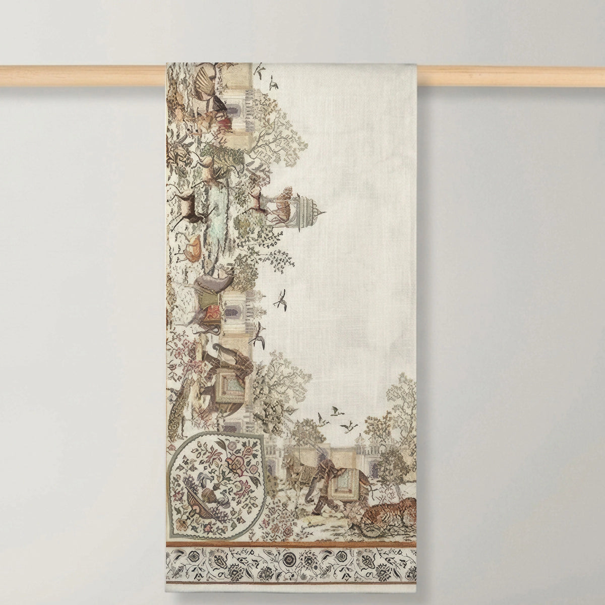Vista del mantel Mudra en 100% lino puro italiano con estampado de motivos orientales de Tessitura Toscana Telerie en Oporto Mesa y Cocina.
