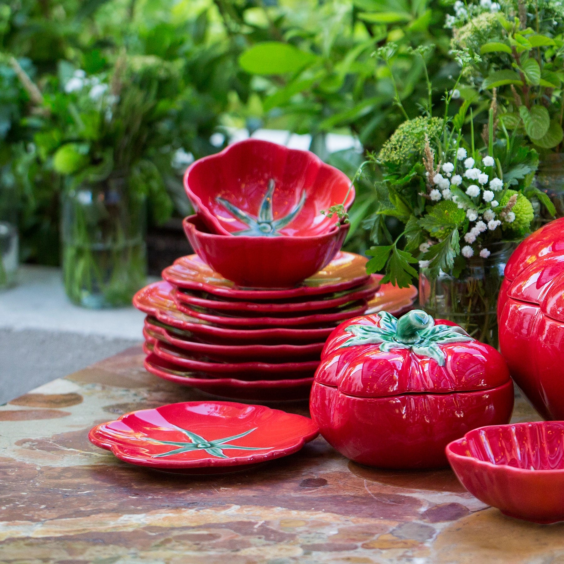 Mesa decorada con tomates Bordallo Pinheiro en cerámica artística