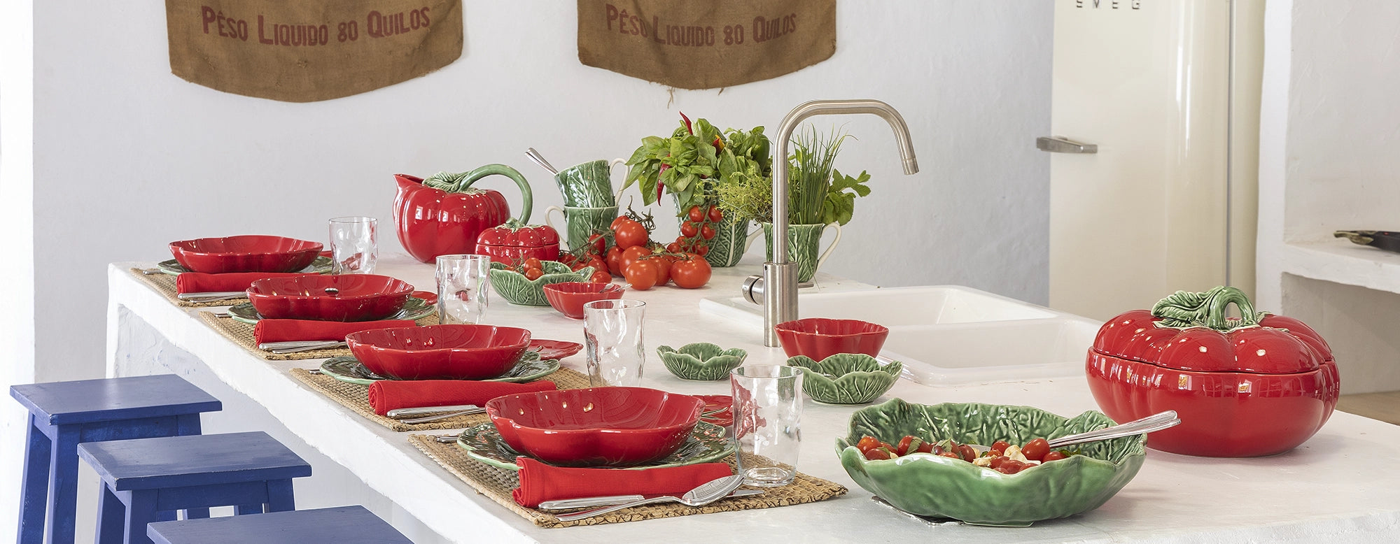 Sopera grande de la Colección Tomates de Bordallo Pinheiro, con tapa en forma de tallo verde.