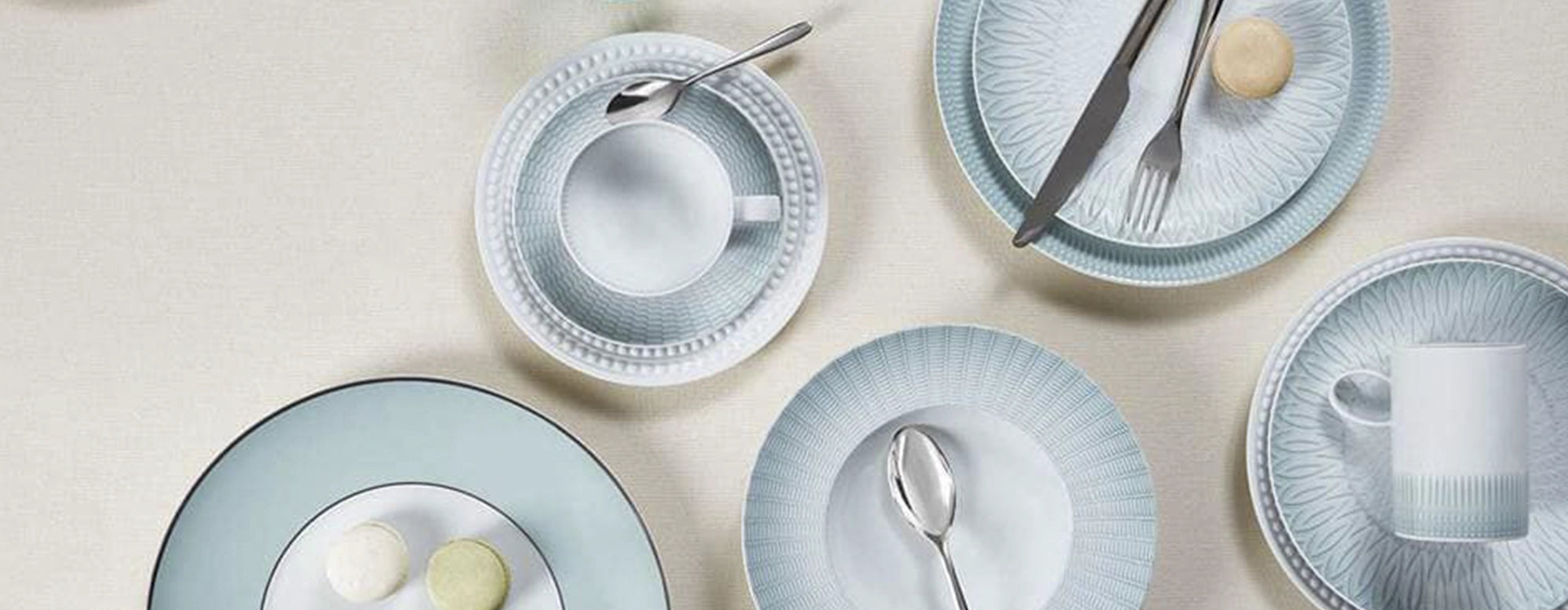 Vajilla completa de la colección Venezia de Vista Alegre sobre una mesa.