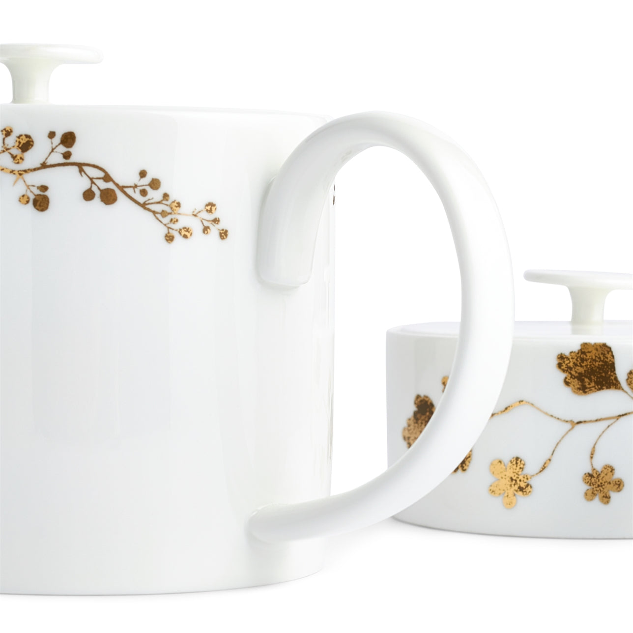 Detalle floral en dorado y bronce sobre porcelana blanca