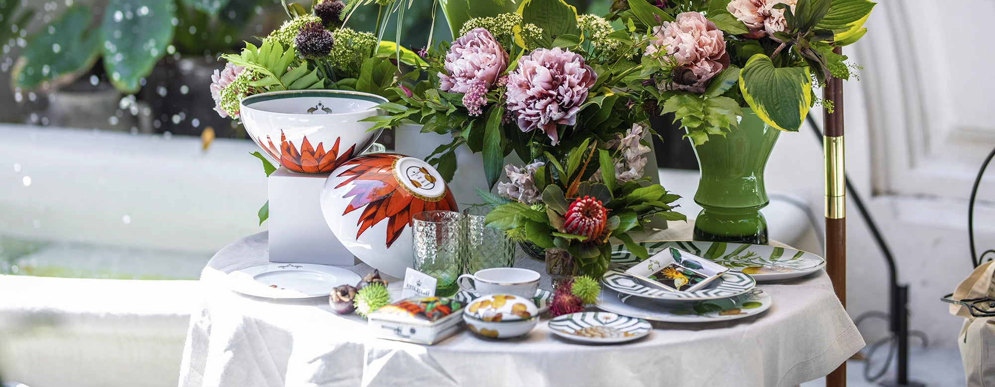 Composición de vajilla Amazōnia con figuras de fauna y flora exuberante, resaltando el diseño premiado.