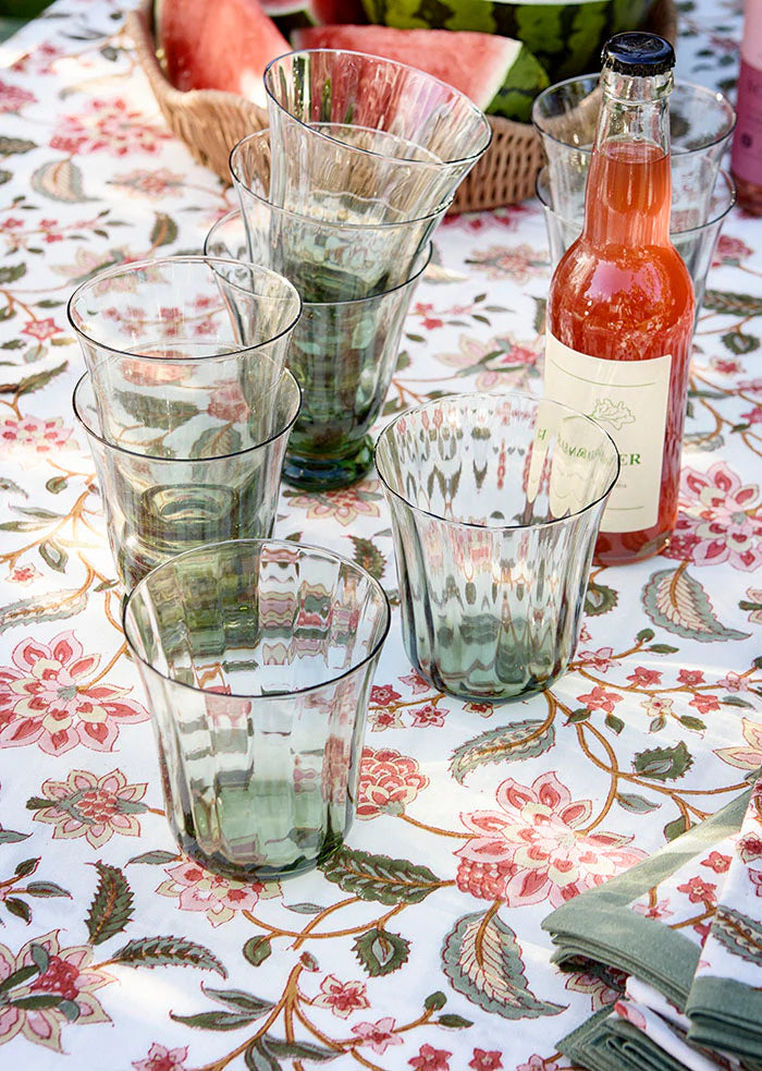 Set de 2 vasos de agua Trellis Ivy en vidrio soplado. Diseño artesanal, ideal para regalar o vestir tu mesa con elegancia y color.