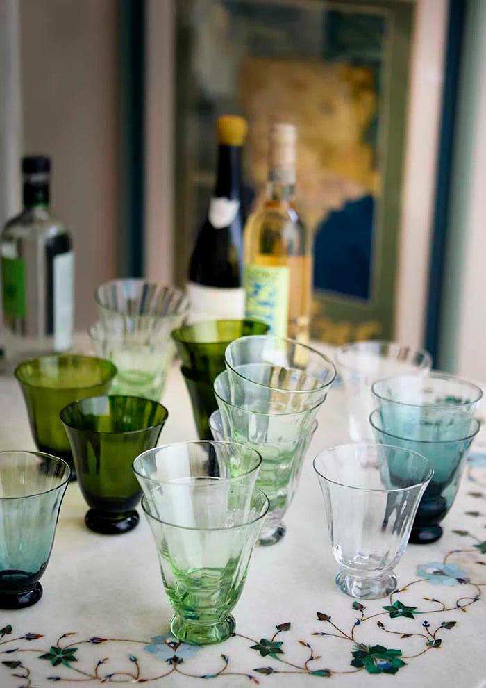 Set de 2 vasos de agua Trellis Seaweed en vidrio soplado. Diseño artesanal, ideal para regalar o vestir tu mesa con elegancia y color.