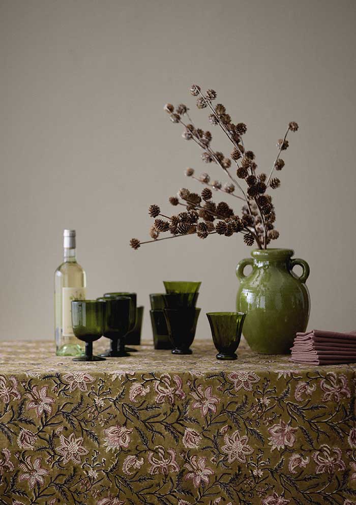 Set de 2 vasos de agua Trellis Seaweed en vidrio soplado. Diseño artesanal, ideal para regalar o vestir tu mesa con elegancia y color.