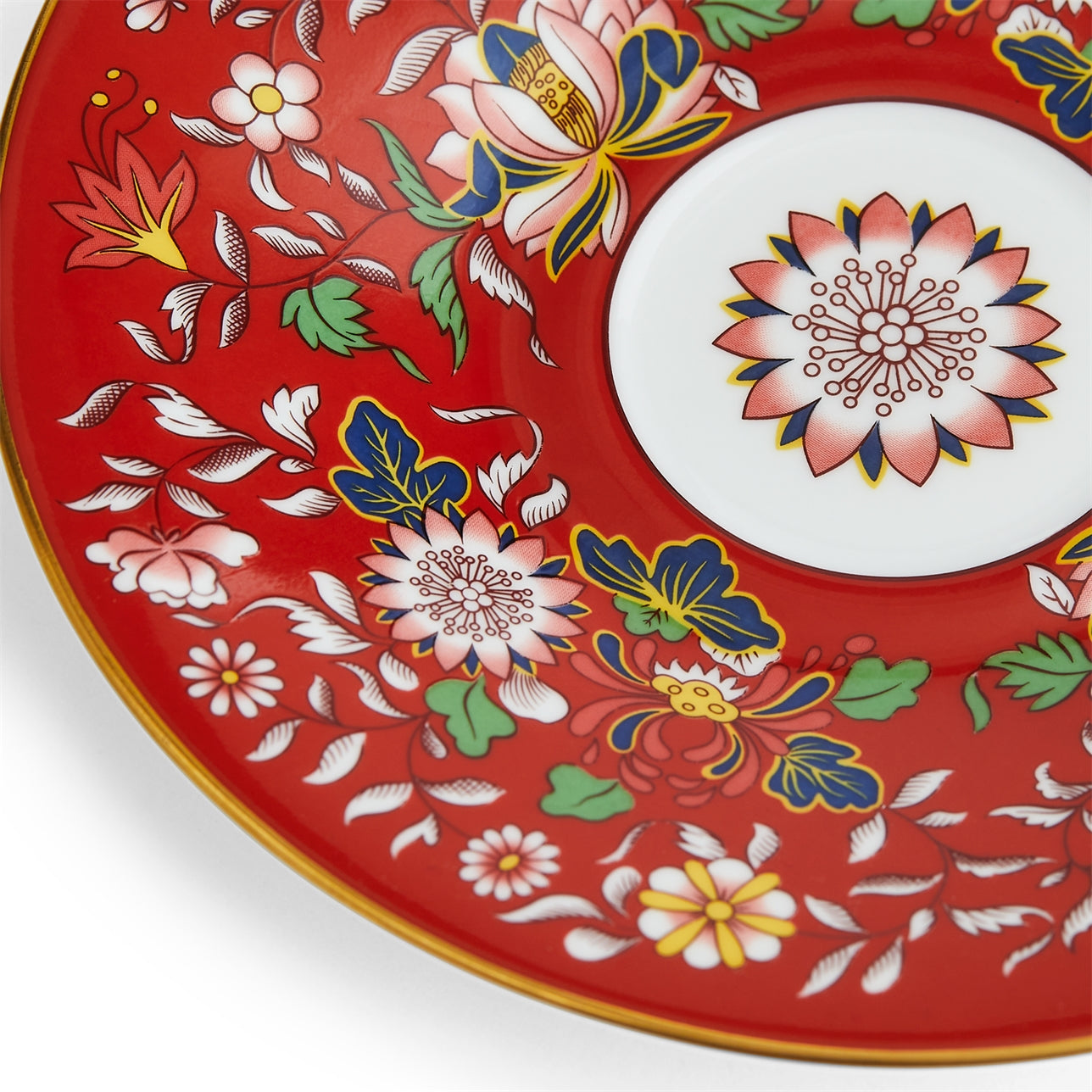Platillo Crimson Orient con decoración roja y oriental