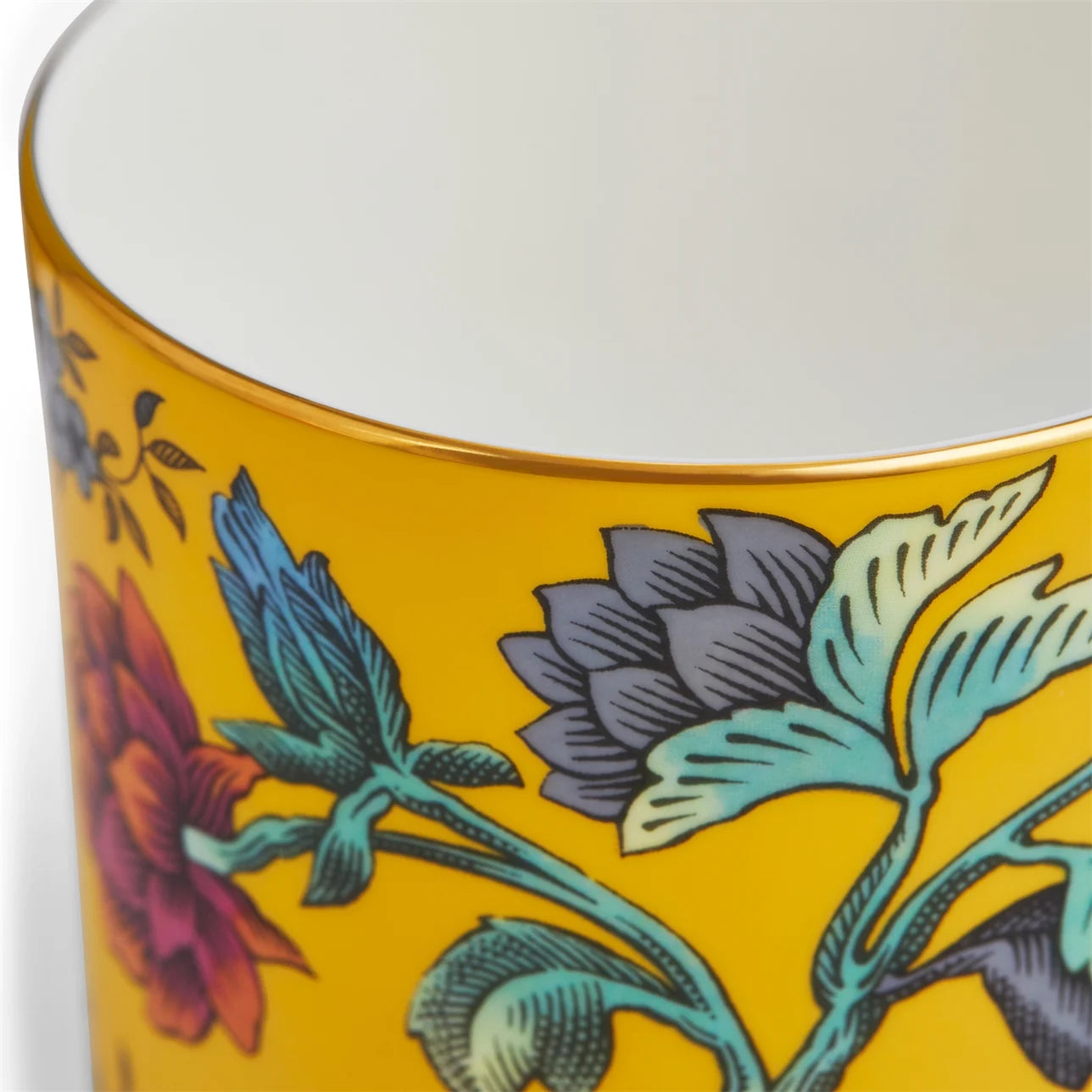 Detalle botánico en taza Tonquin de porcelana Wedgwood