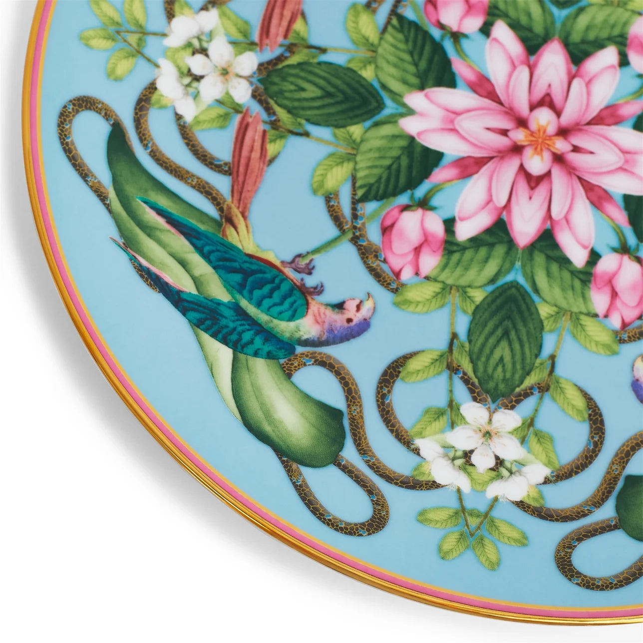 Detalle del diseño floral en azul y verde del plato Menagerie Wonderlust