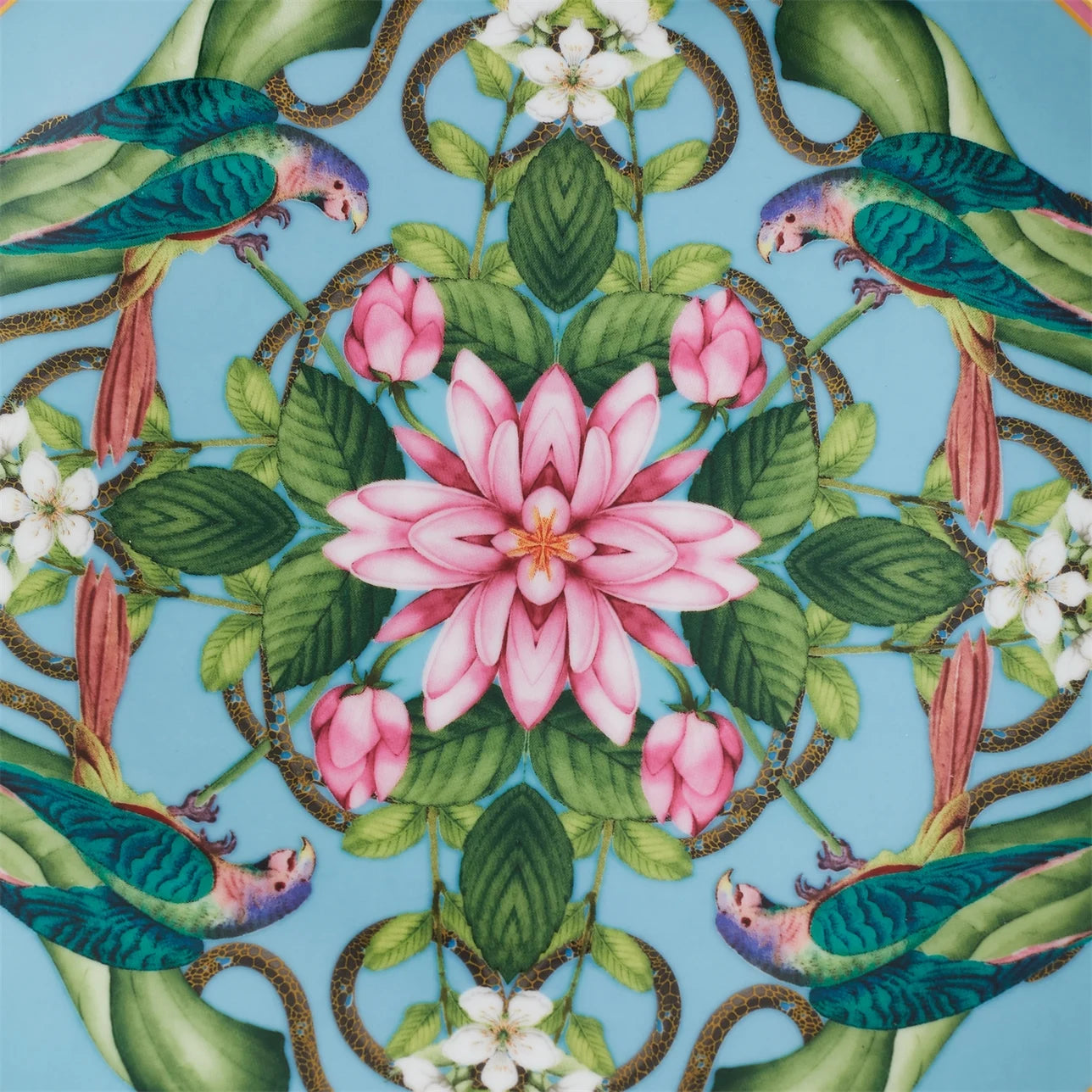 Detalle del diseño floral en azul y verde del plato Menagerie Wonderlust
