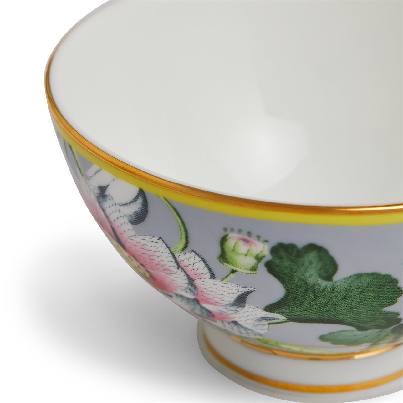 Detalle del Bowl Wonderlust Waterlily, resaltando el borde dorado y la calidad de la porcelana.